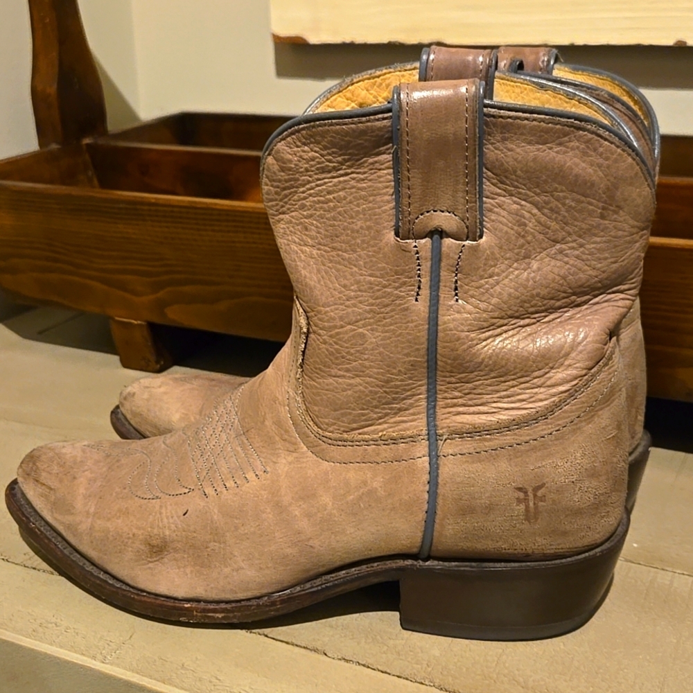 Frye leather taupe gray vintage women's western style boots size 8